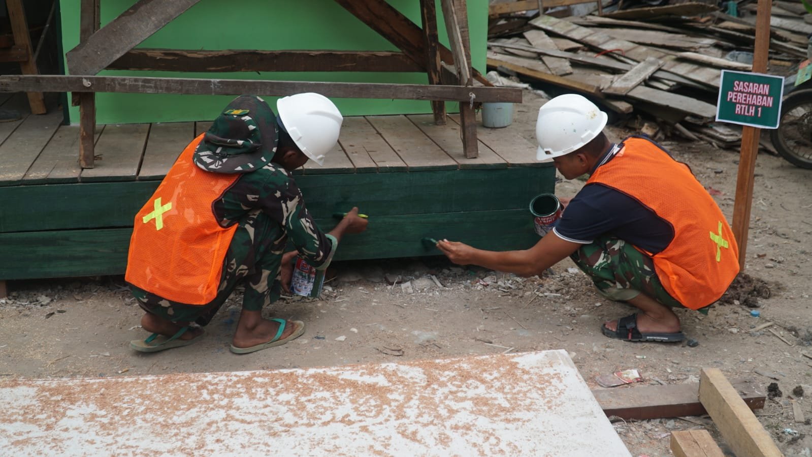 Pengecatan RTLH Bapak Walianto dalam TMMD Ke-129 Kodim 1011/KLK untuk Hunian Sehat