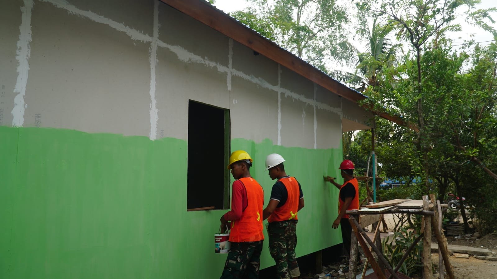 Kesatuan TNI dan Warga Sajikan Semangat Gotong Royong dalam Pengecatan RTLH