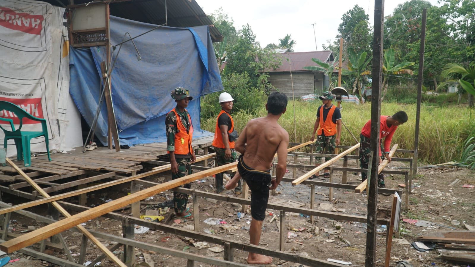 Pembangunan RTLH Bapak Masrani Terus Dikebut Satgas TMMD Ke-129 Kodim 1011/KLK