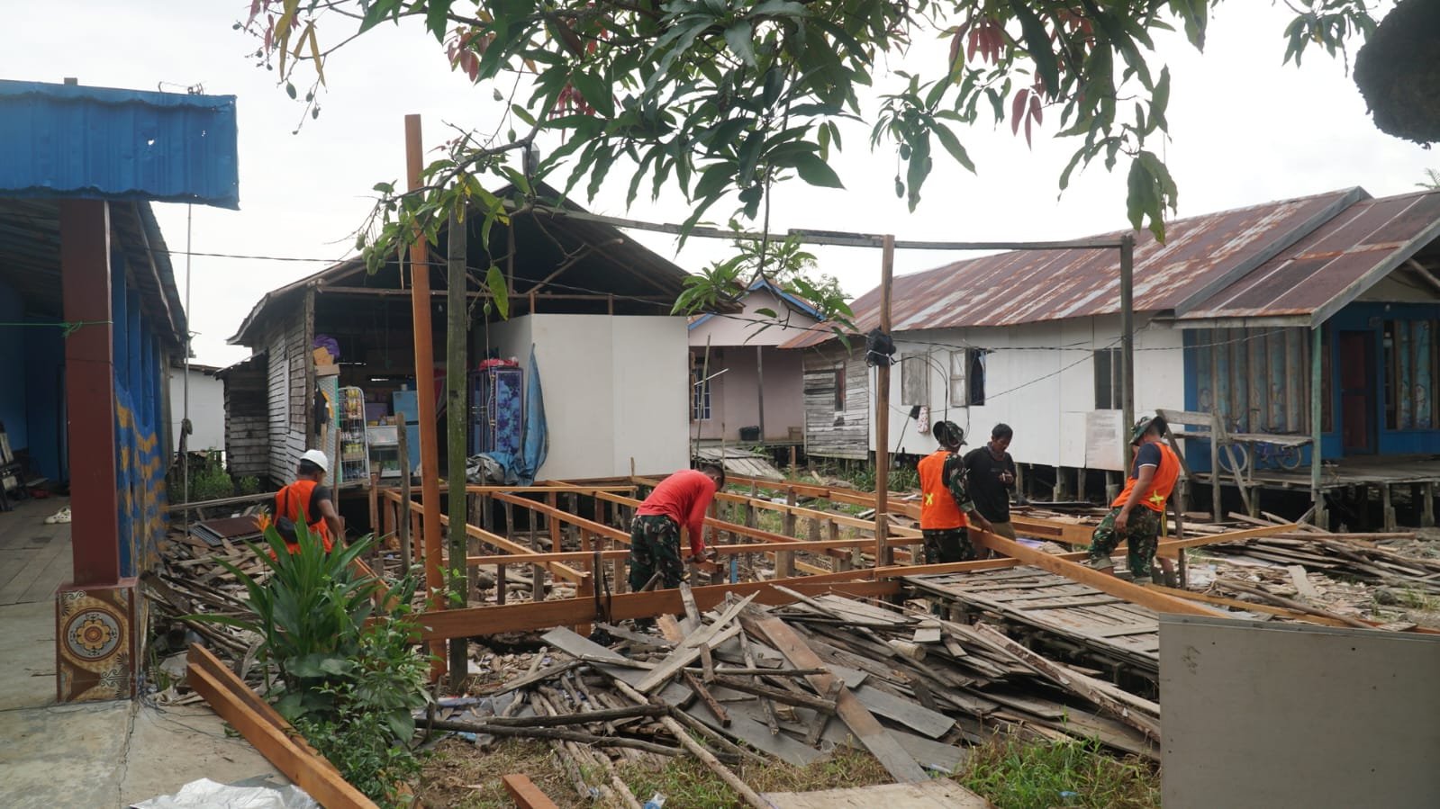 Pembangunan RTLH Ibu Rini oleh Satgas TMMD Ke-129 Dimulai dengan Pondasi dan Gelagar