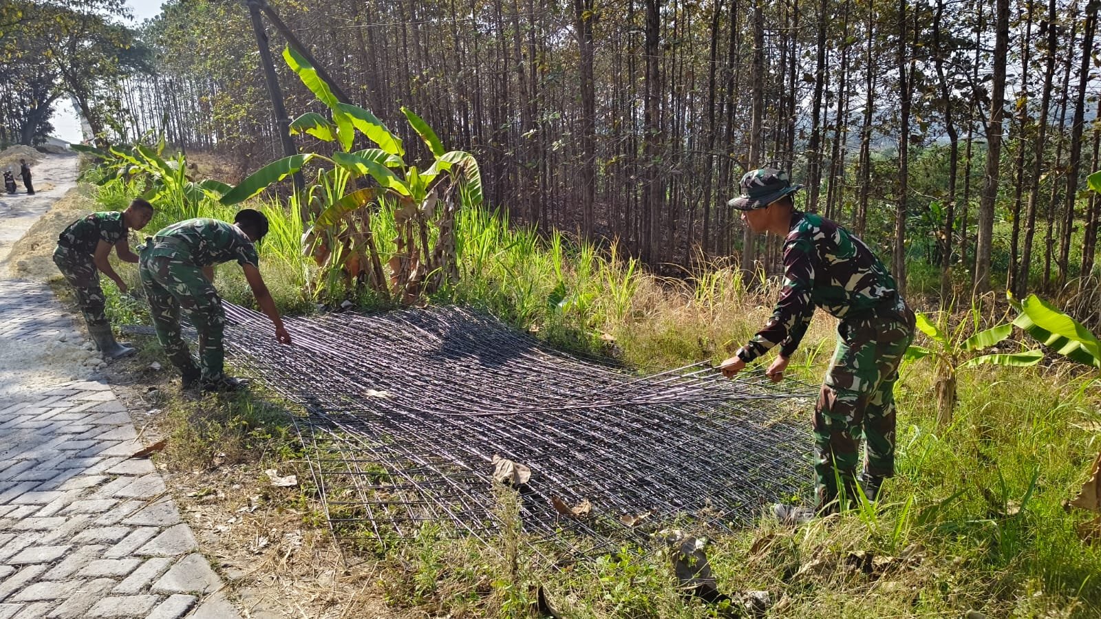 Pembangunan Jalan Desa Tlemang: Satgas TMMD 129 Pasang Besi Penguat untuk Beton