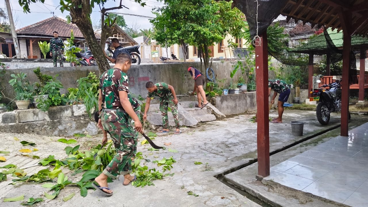 Semangat Gotong Royong Satgas TMMD Ke-129 Kodim 0812 Lamongan Saat Istirahat