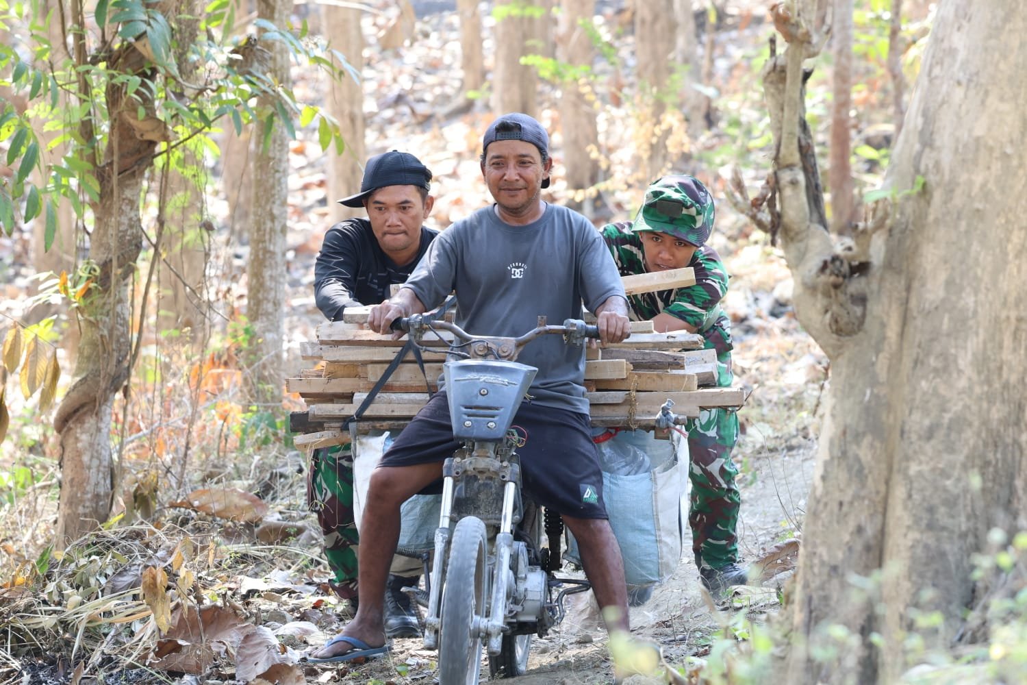 Kepedulian Satgas TMMD Ke-129 Kodim 0812 Lamongan: Membantu Warga Tlemang yang Kendaraannya Mogok