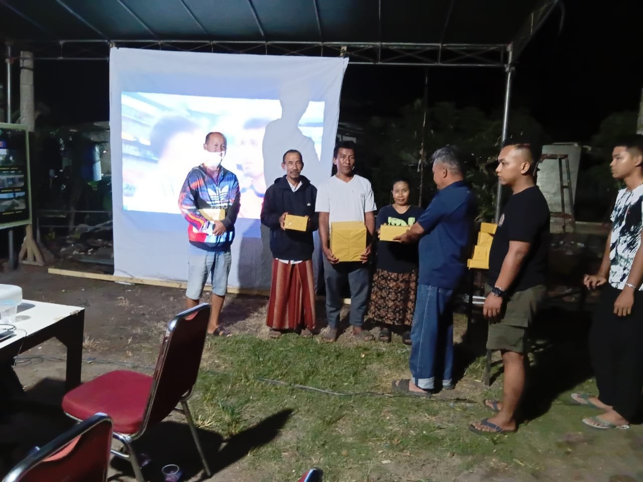 Antusiasme Warga Deniang untuk Nonton Bareng Final Piala Dunia Bersama Tentara