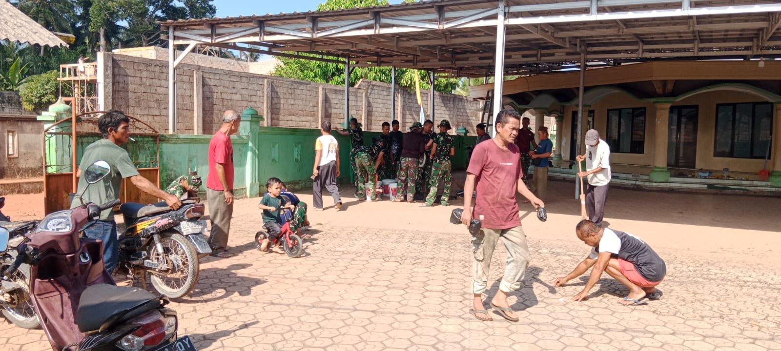Aksi Bersama Satgas TMMD Ke-129 Kodim 0413/Bangka dalam Menjaga Kebersihan Masjid Desa Deniang