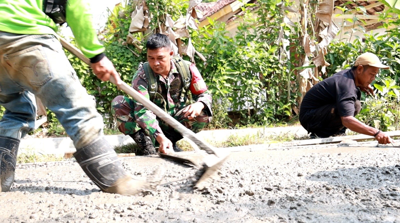 Kemajuan Proyek Jalan Beton TMMD Ke-129 Kodim 0620/Kab. Cirebon Mencapai 45 Persen