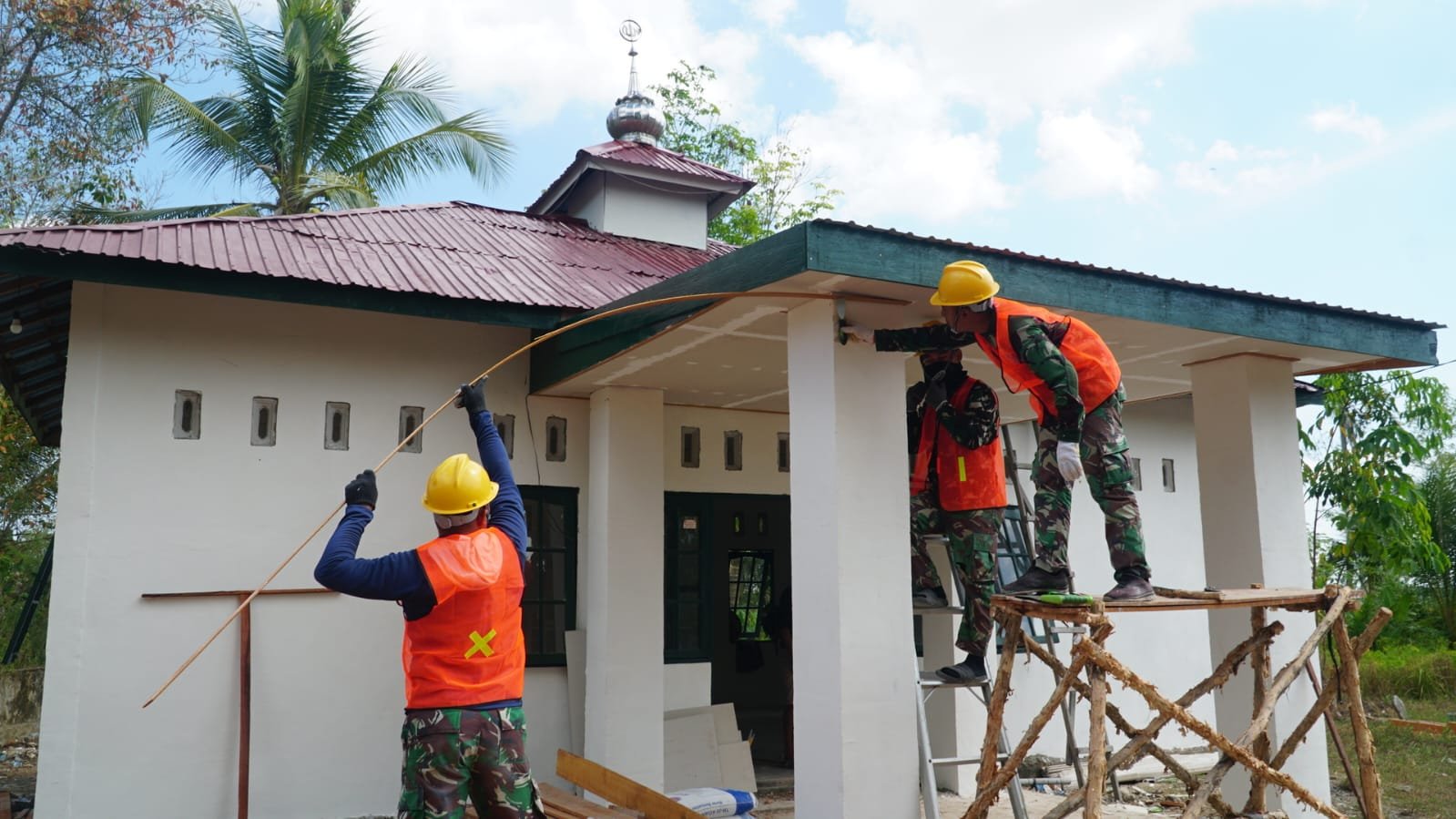 Penyelesaian Pemasangan Lis Plafon Musholla Darul Iman Semakin Dekat ke Penggunaan