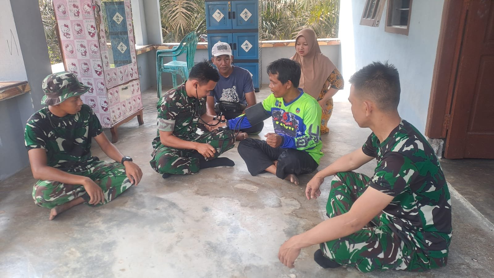 Pemeriksaan Kesehatan Gratis oleh Satgas TMMD 129 di Desa Deniang