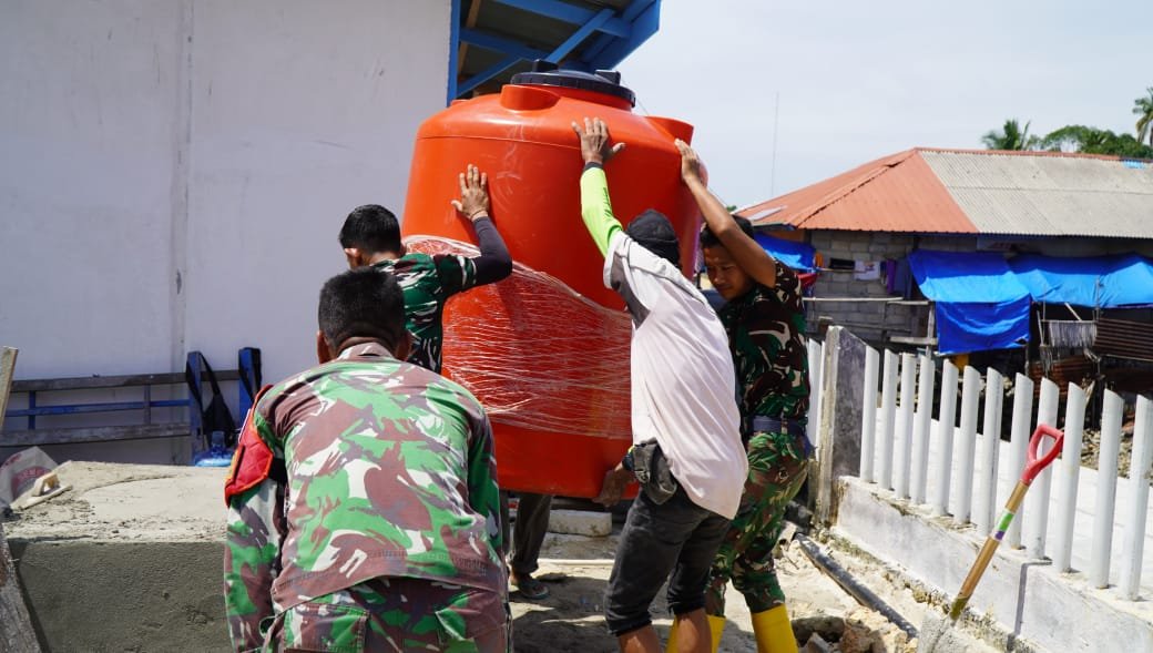 Personel TMMD Ke-129 Bersama Komunitas Lakukan Pemasangan Tandon Air