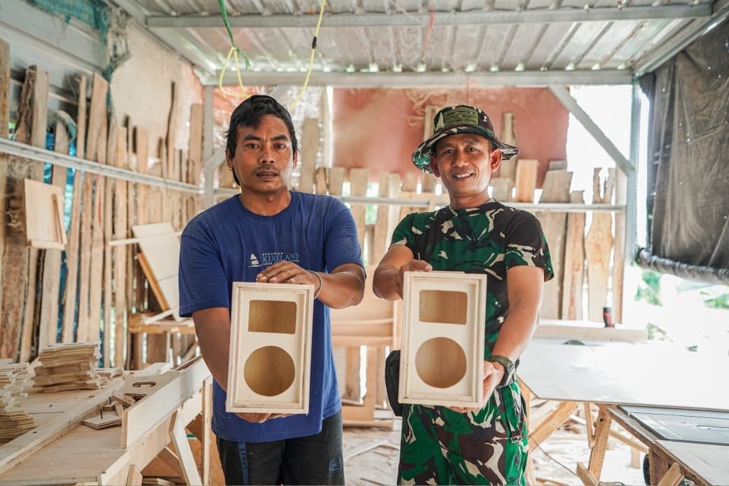 Mendorong Kreativitas UMKM, Satgas TMMD 129 Kunjungi Usaha Miniatur Box Audio di Desa Tlemang