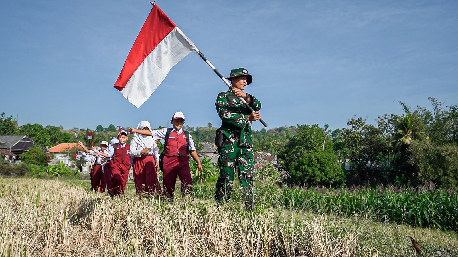 Keceriaan Siswa SD Tlemang Bersama Sertu Asto Menyusuri Sawah dan Menggali Nasionalisme