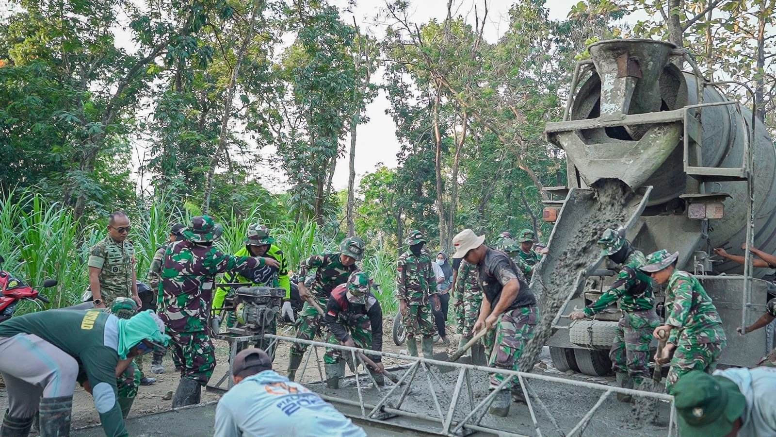 Kepemimpinan Aktif Dansatgas TMMD ke-120 Kodim 0812/Lamongan dalam Pembangunan Bersama Warga