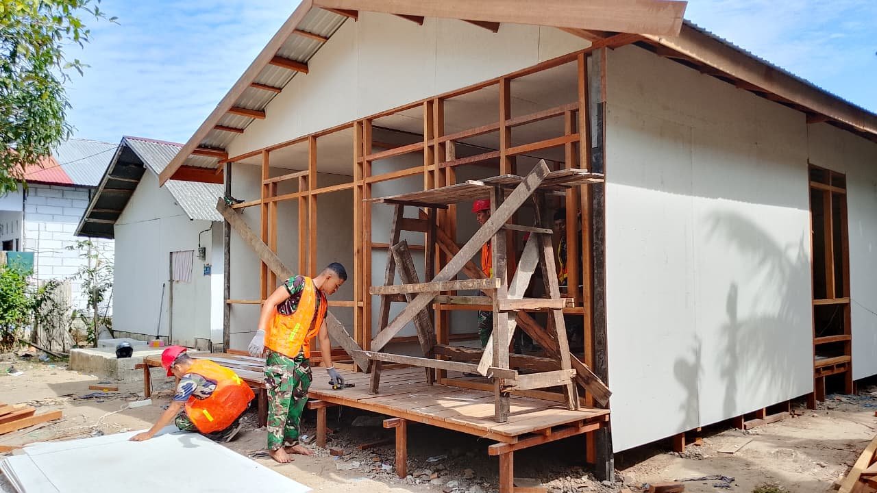 Pemasangan Dinding Kalsibut oleh Satgas TMMD Ke-129 Tingkatkan Kualitas RTLH Walianto