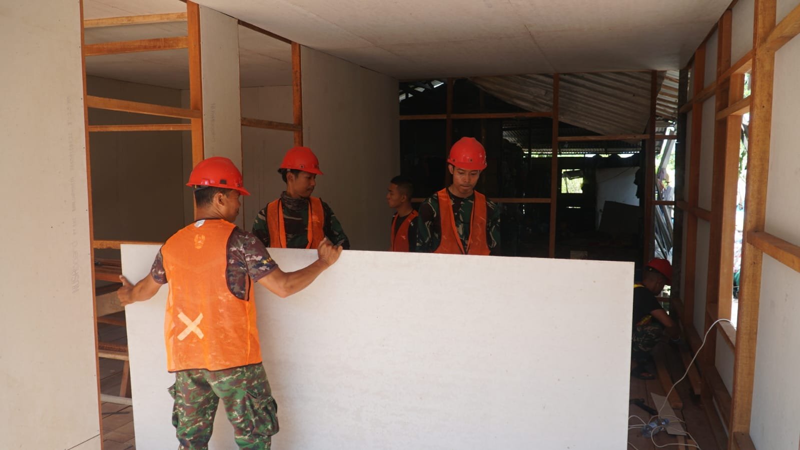 Progres Pembangunan RTLH oleh Satgas TMMD Reguler Ke-129 di Kapuas