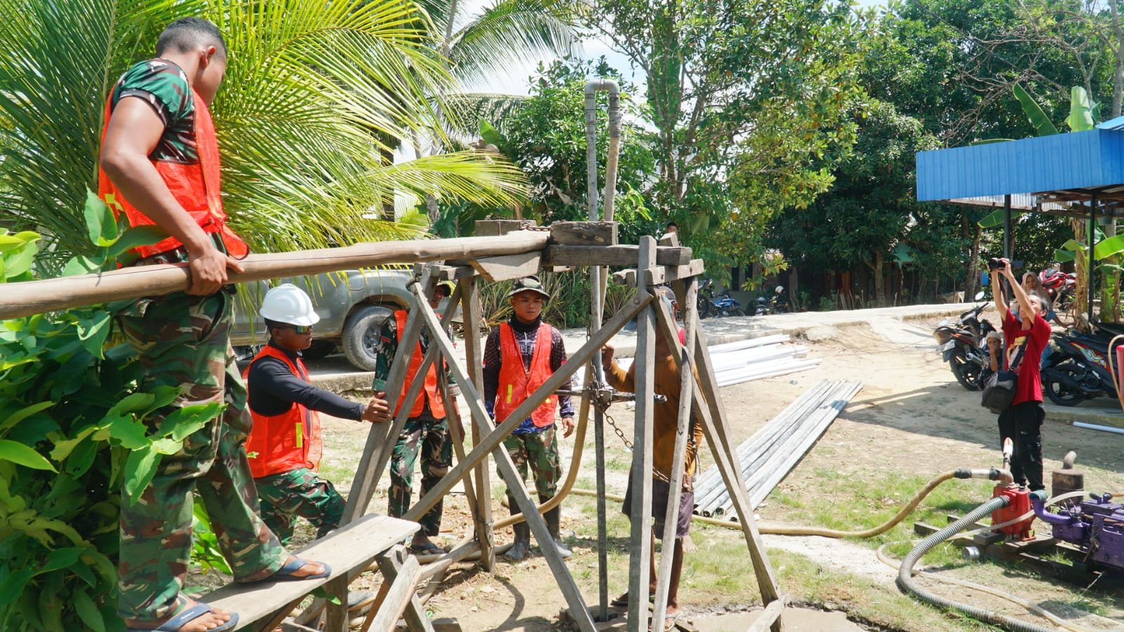 Progres Pengeboran Sumur Bor di Desa Bandar Raya oleh Satgas TMMD Ke-129