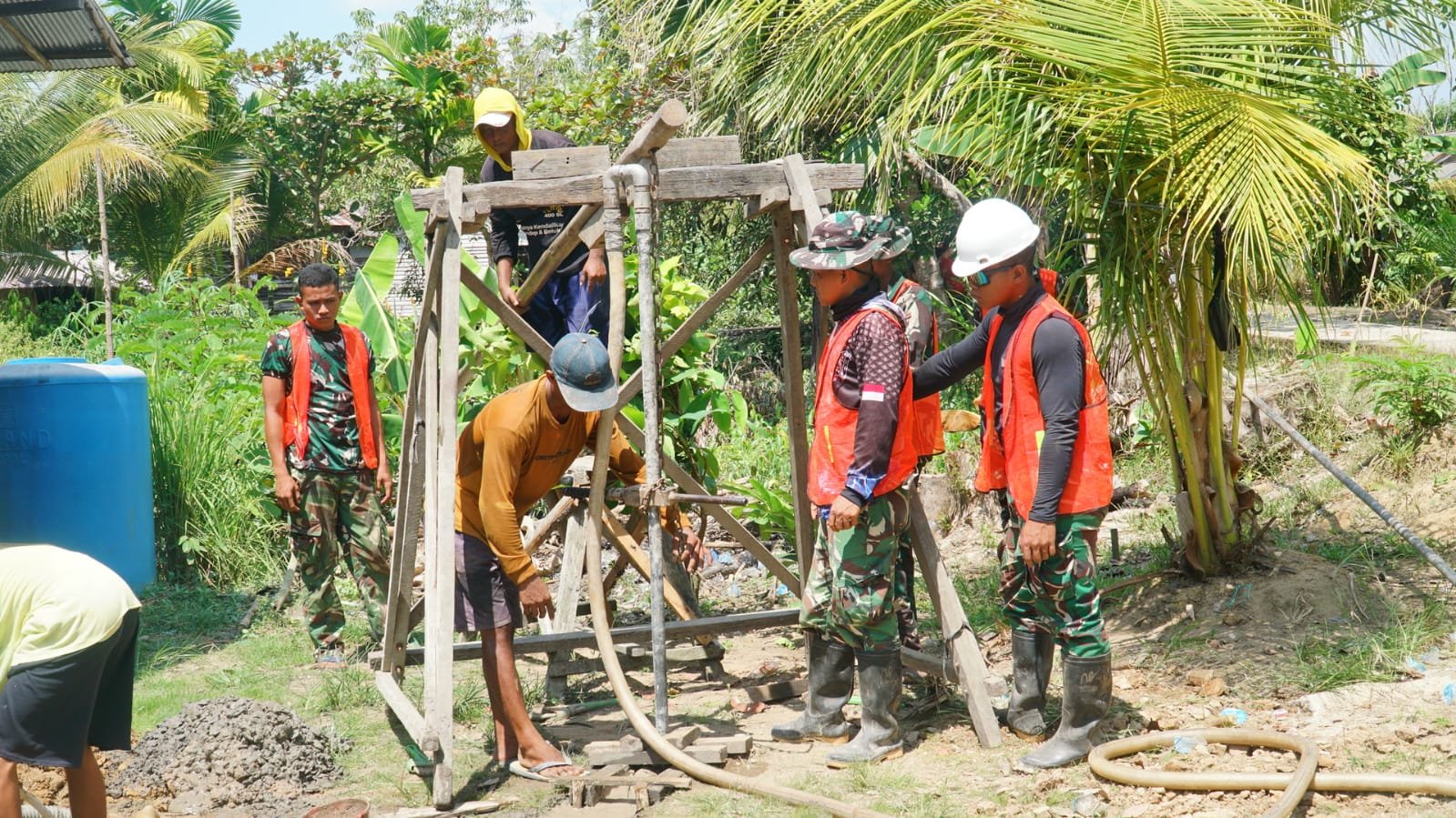 Kebersamaan TNI dan Warga dalam Proyek Sumur Bor di Desa Bandar Raya