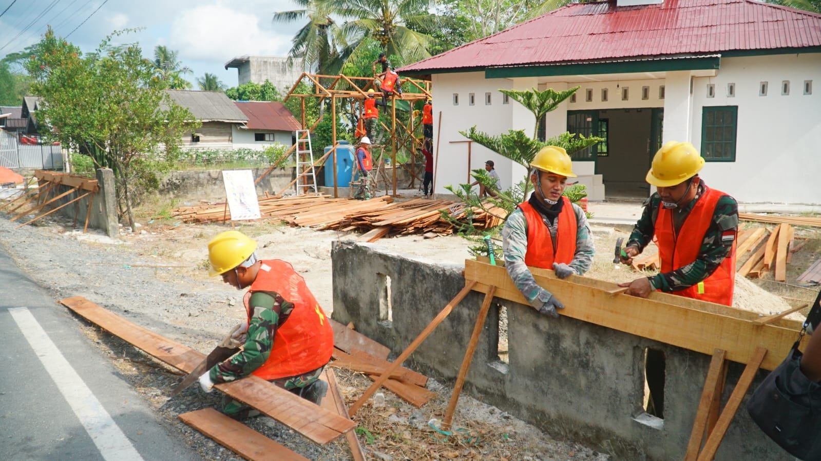 Pemasangan Bekisting Musholla Darul Iman Dikerjakan oleh Satgas TMMD Ke-129