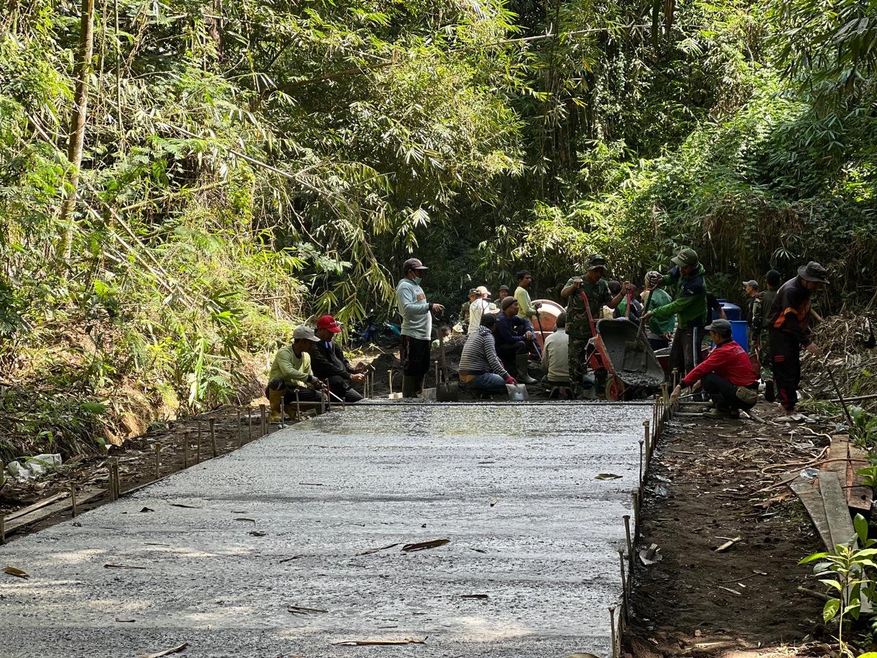 Optimalkan Pembangunan Jalan Beton TMMD Ke-129 di Desa Sekardadi dengan Cuaca Cerah