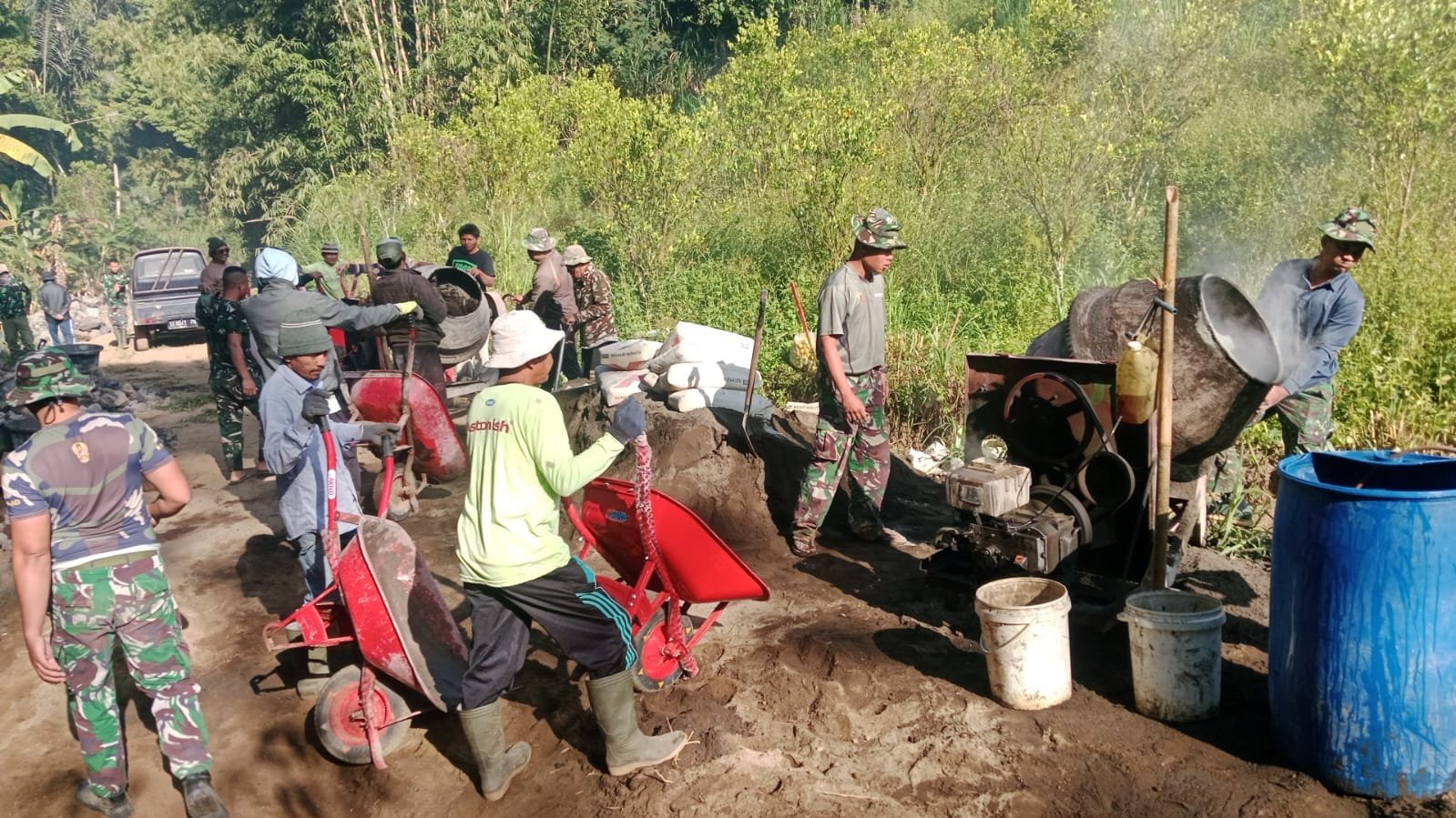 Progres Pembangunan Dinding Penahan Tanah di Desa Sekardadi Memasuki Hari Kesembilan TMMD Ke-129