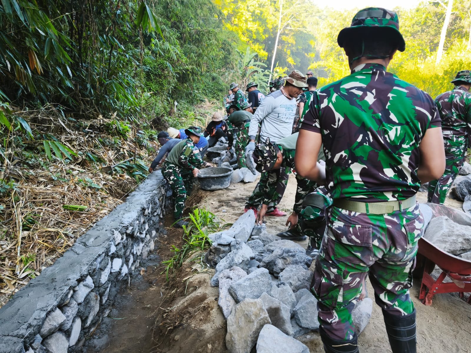 Pembangunan Dinding Penahan Tanah di Desa Sekardadi Melalui TMMD Ke-129