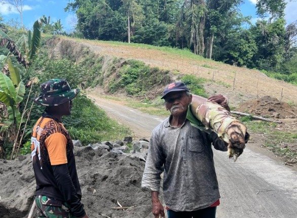 Personel Satgas TMMD Ke-129 Perkuat Hubungan dengan Masyarakat Melalui Interaksi Langsung