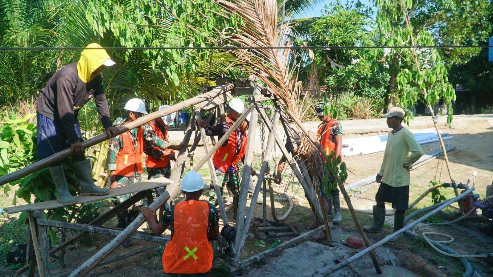 Kebersamaan Satgas TMMD dan Warga Percepat Proyek Pengeboran di Desa Bandar Raya