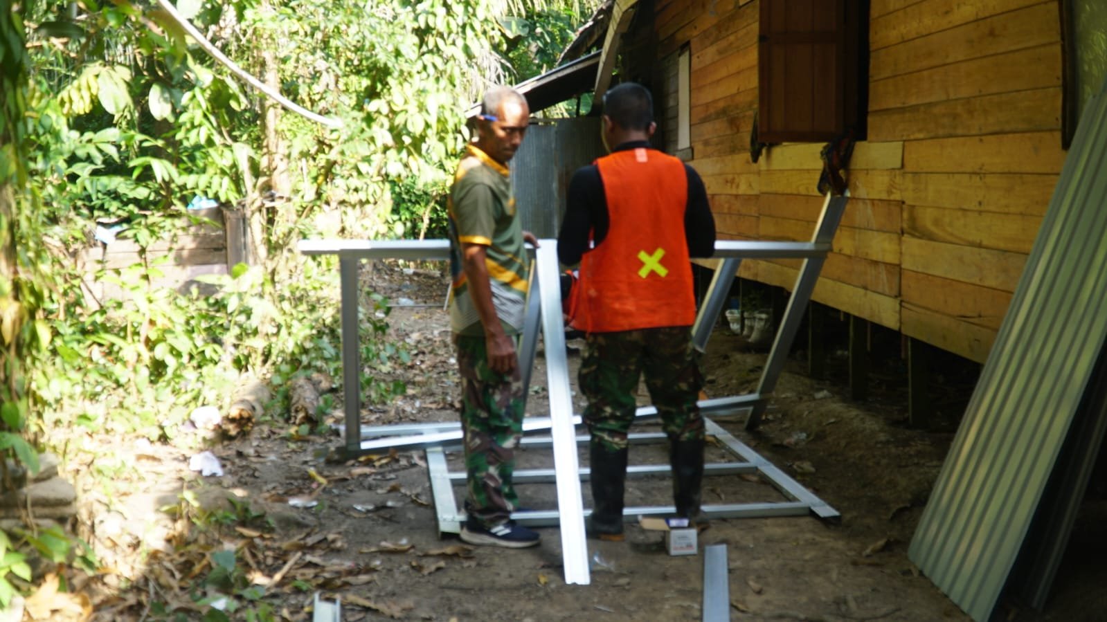 Pembangunan Rumah MCK untuk Ibu Jubaidah oleh Satgas TMMD Ke-129