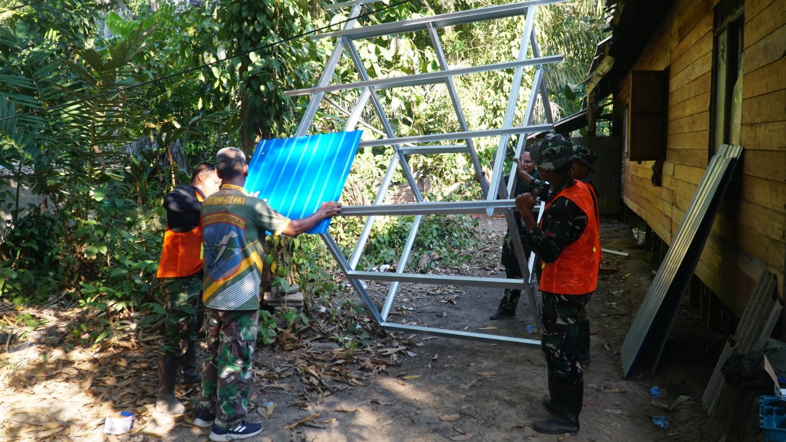 Kerjasama TNI dan Masyarakat dalam Program TMMD di Bandaraya Rakit