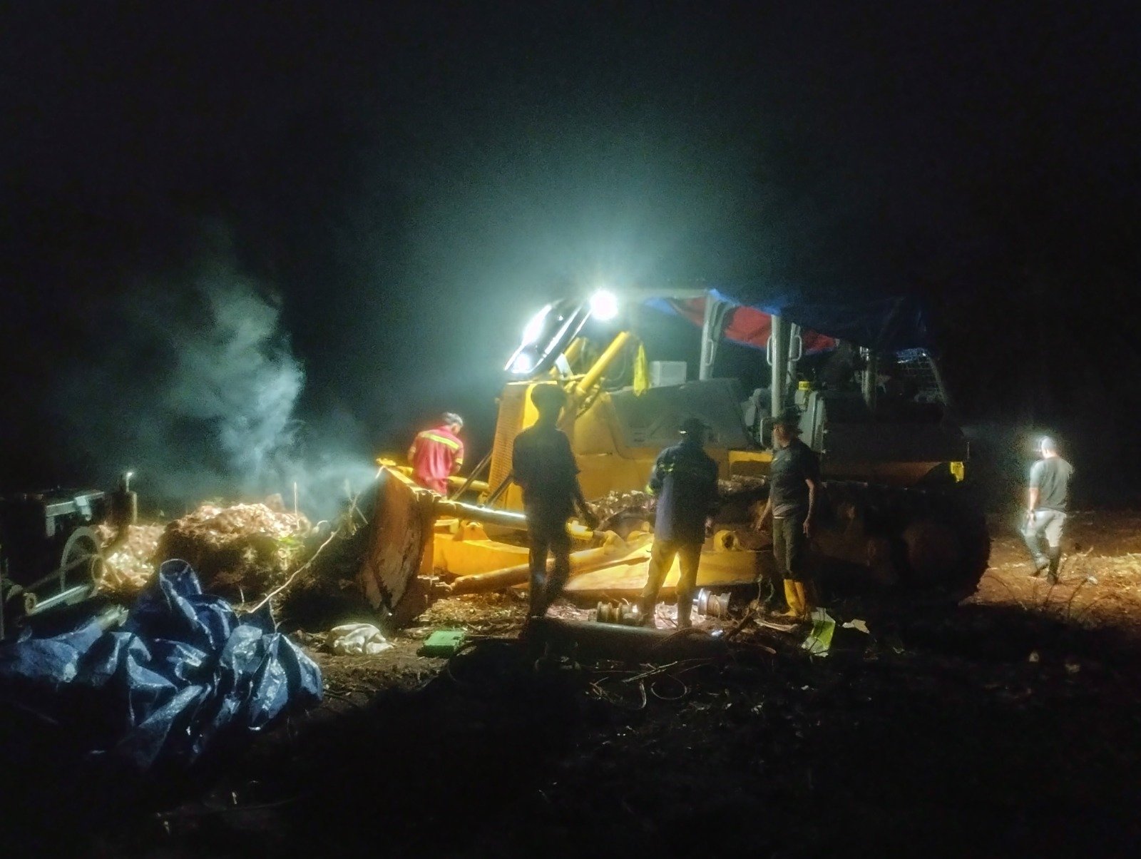 Malam Hari, Satgas TMMD Kerjakan Pembukaan Jalan untuk Kecepatan Penyelesaian