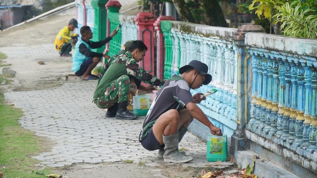 Sinergi TNI dan Warga dalam Pengecatan Pagar di Umbele