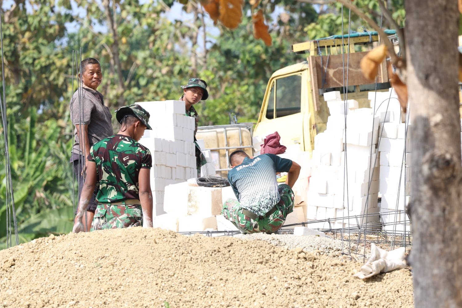 Semangat Gotong Royong, Satgas TMMD ke-129 Bangun Tiang Tandon Air di Tlemang