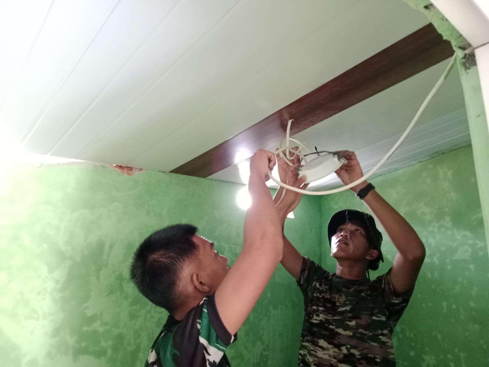 Pembangunan MCK di Mushola Nuruzzaman, TMMD Ke-129 Kodim 0410/KBL Tingkatkan Fasilitas Umum