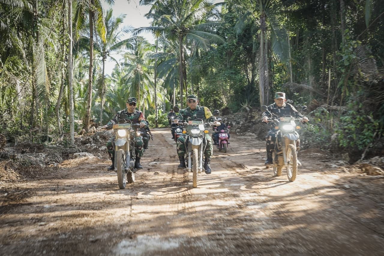 Mayjen TNI Muh. Muchidin Kunjungi Proyek TMMD Ke-129 dan Distribusi Sembako di Polewali