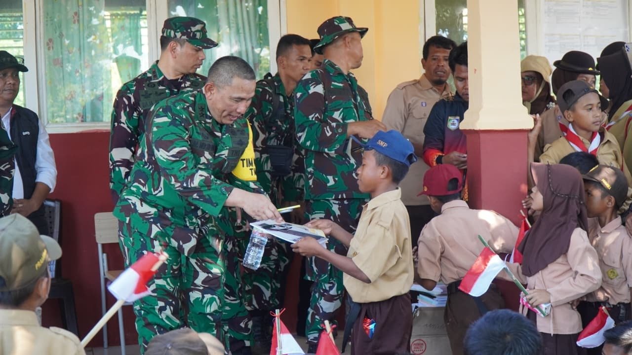 Wairjenad Kunjungi Rehabilitasi Ruang OSIS dan Berinteraksi dengan Pelajar di Kepulauan Umbele