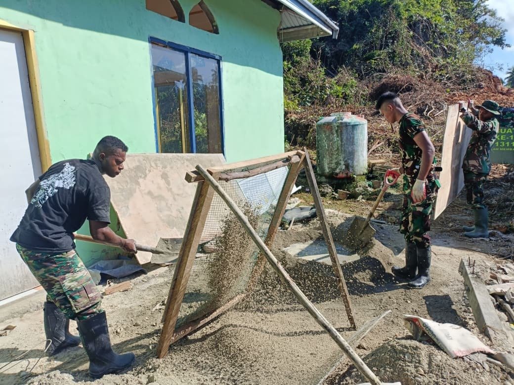 Kemajuan Pekerjaan MCK Masjid di Desa Polewali Menuju Pengaplasan dan Pemasangan Keramik