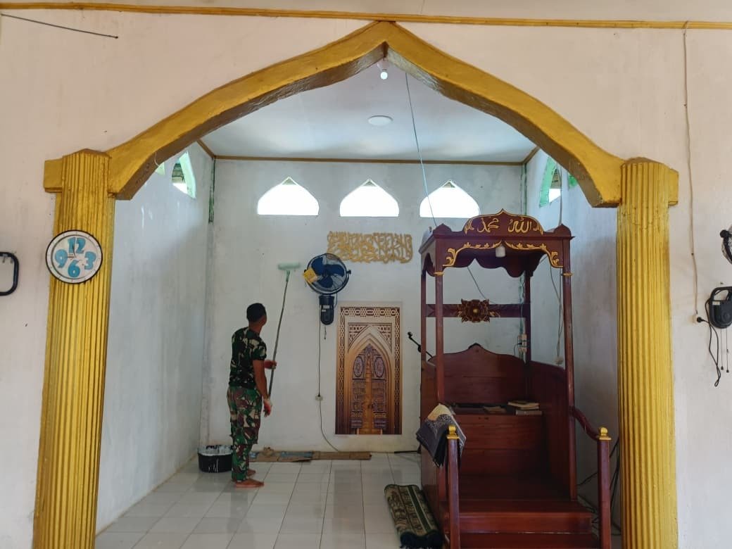 Pengerjaan Pengecatan Masjid di Desa Polewali Semakin Berjalan Baik