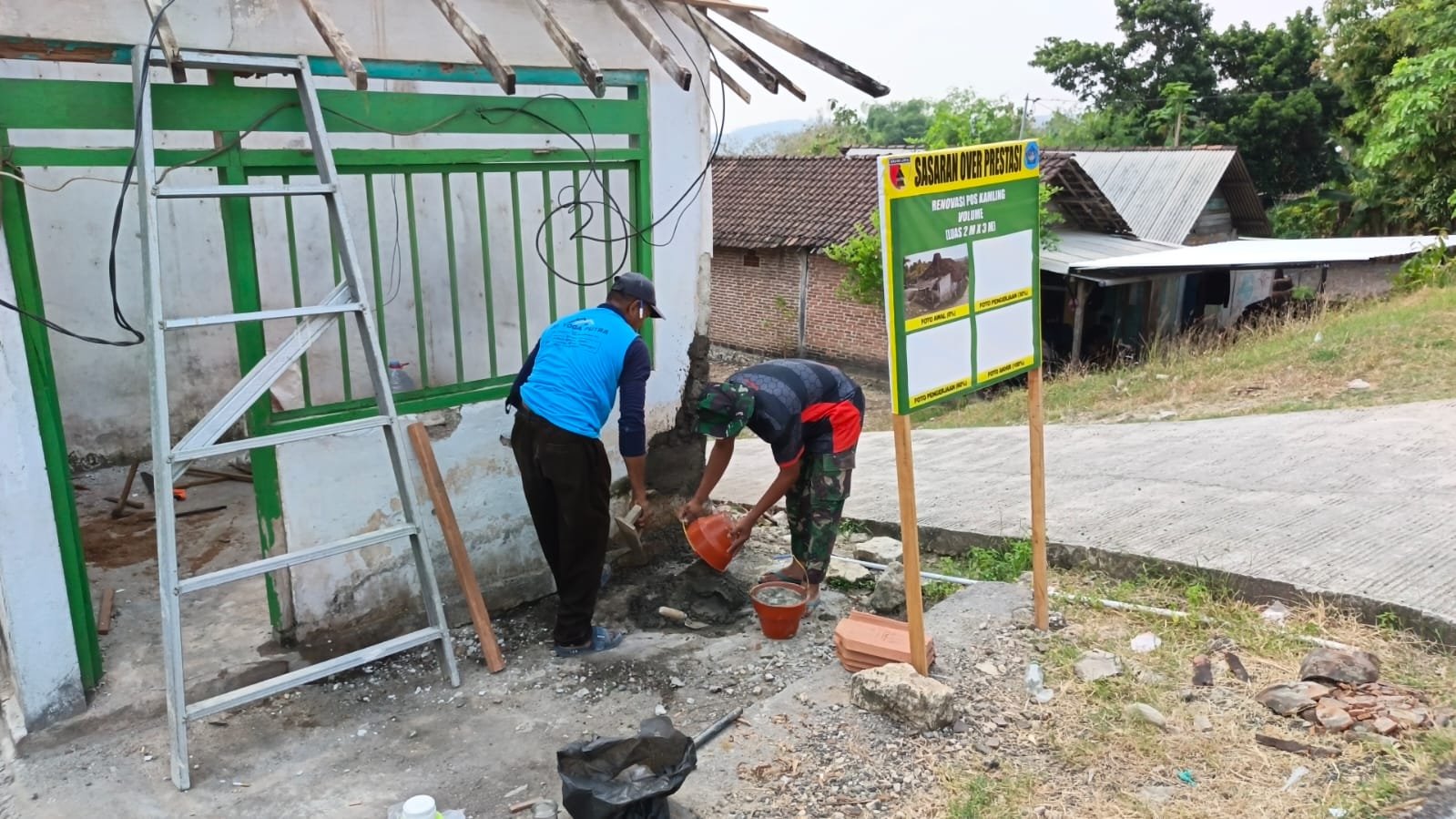 Perkuat Keamanan, Satgas TMMD 129 Selesaikan Perbaikan Atap Pos Kamling di Tlemang