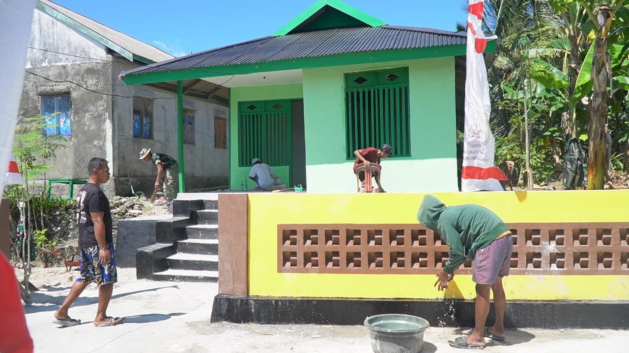 Proses Finishing Renovasi RTLH Bapak Hardi di Desa Pulau Dua
