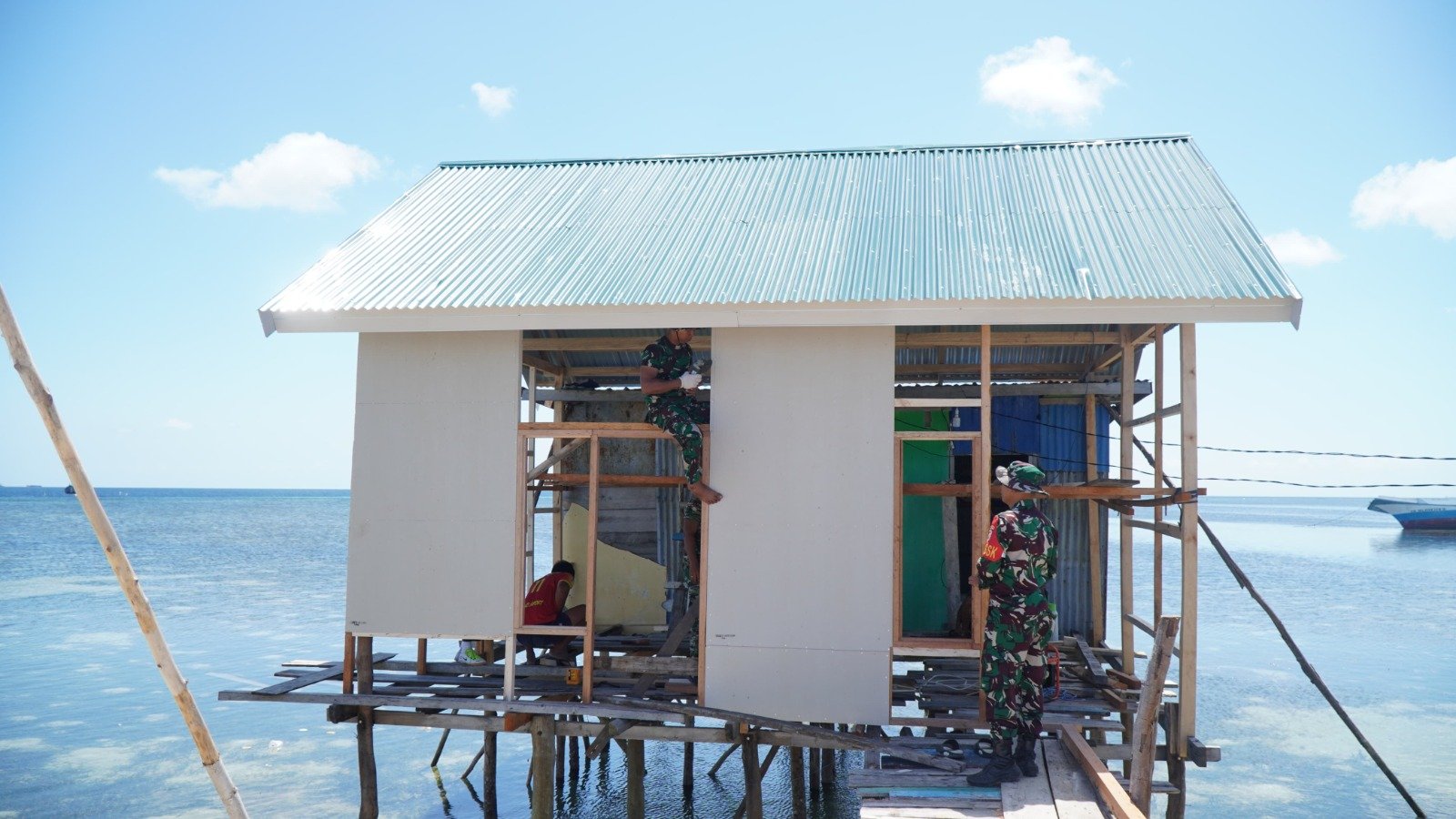 Progres Pemasangan Kalsiboard di Renovasi RTLH Ibu Syamsiah di Desa Umbele