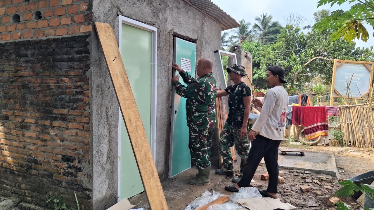 Pemasangan Pintu MCK di Desa Baru Raharja, Satgas TMMD Berikan Kenyamanan untuk Warga