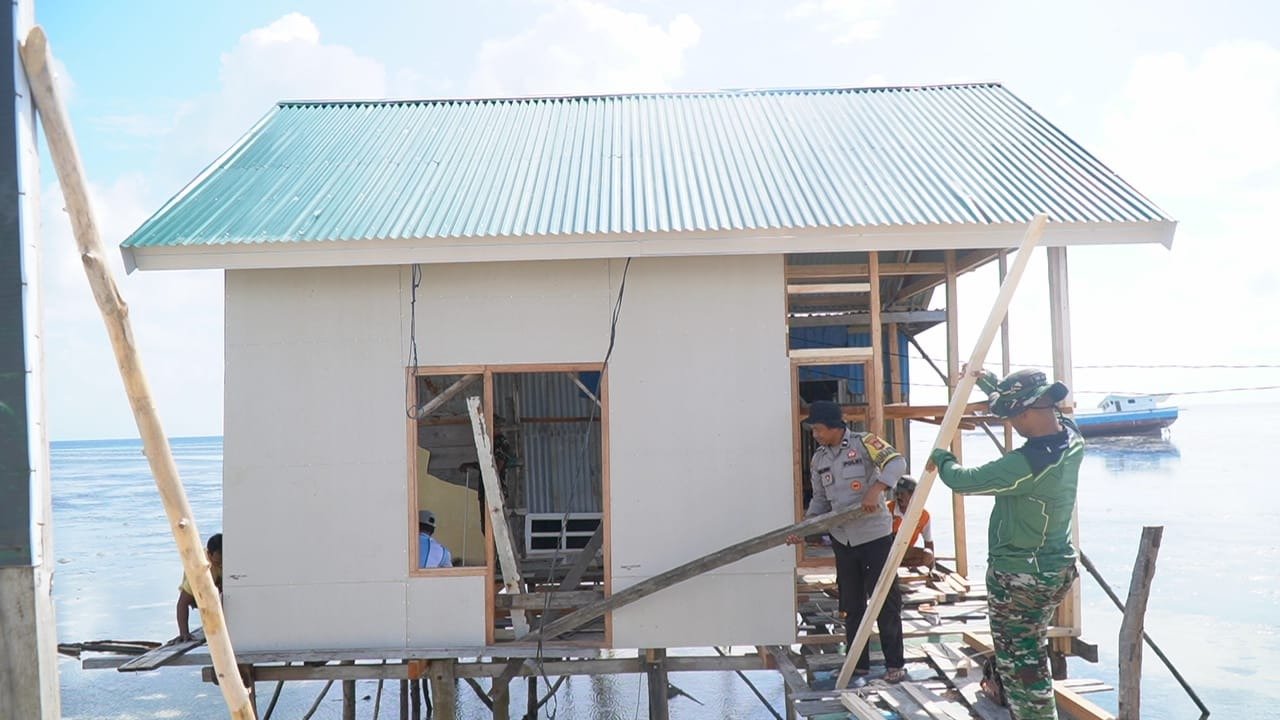 Pemasangan Dinding dan Lantai dalam Renovasi RTLH Ibu Samsiah di Desa Umbele