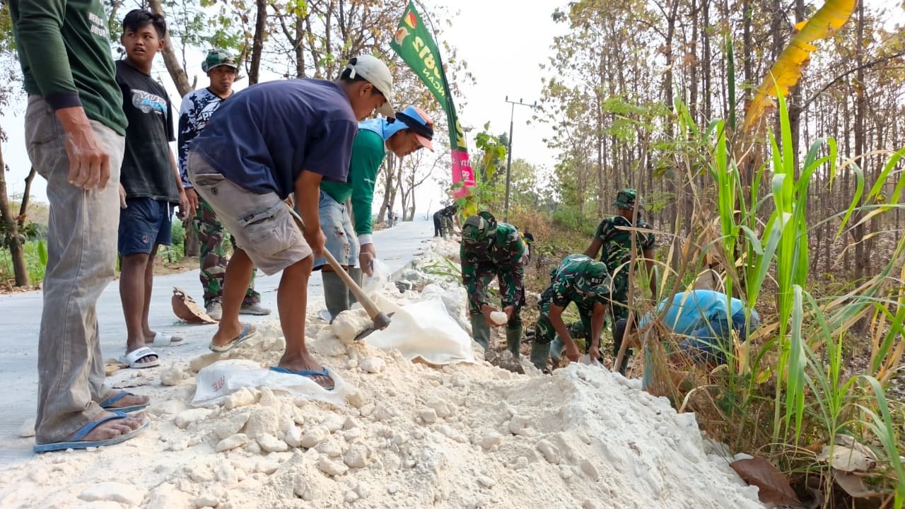 Kerja Sama Satgas TMMD 129 dan Warga Tlemang untuk Membangun Jalan yang Aman