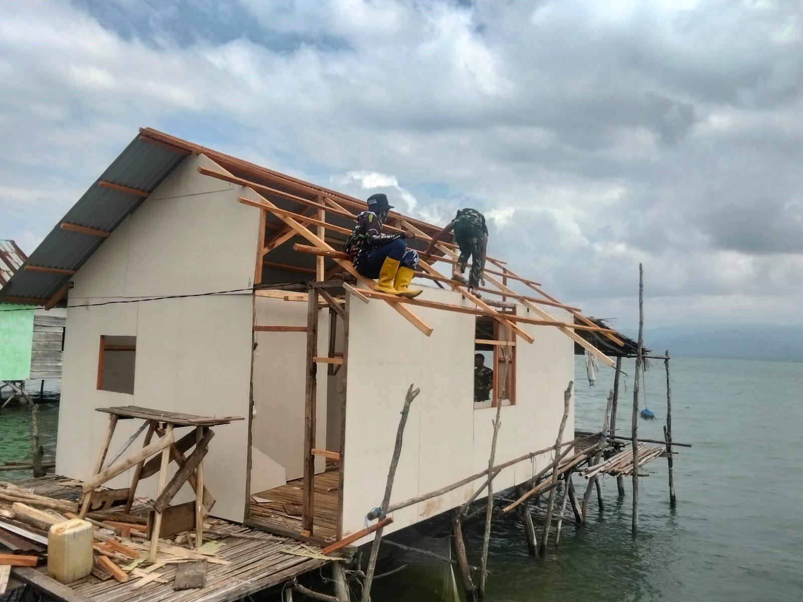 Proyek Renovasi RTLH Bapak Nardianto Masuki Tahap Penyelesaian Atap dan Dinding Kalsiboard, Pemilik Menyampaikan Rasa Syukur