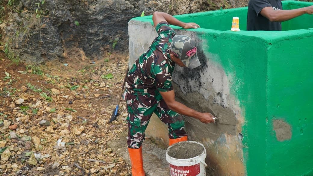 Aksi Warga dan Satgas TMMD Ke-129 Kodim 1311/Morowali dalam Pengecatan Tempat Sampah