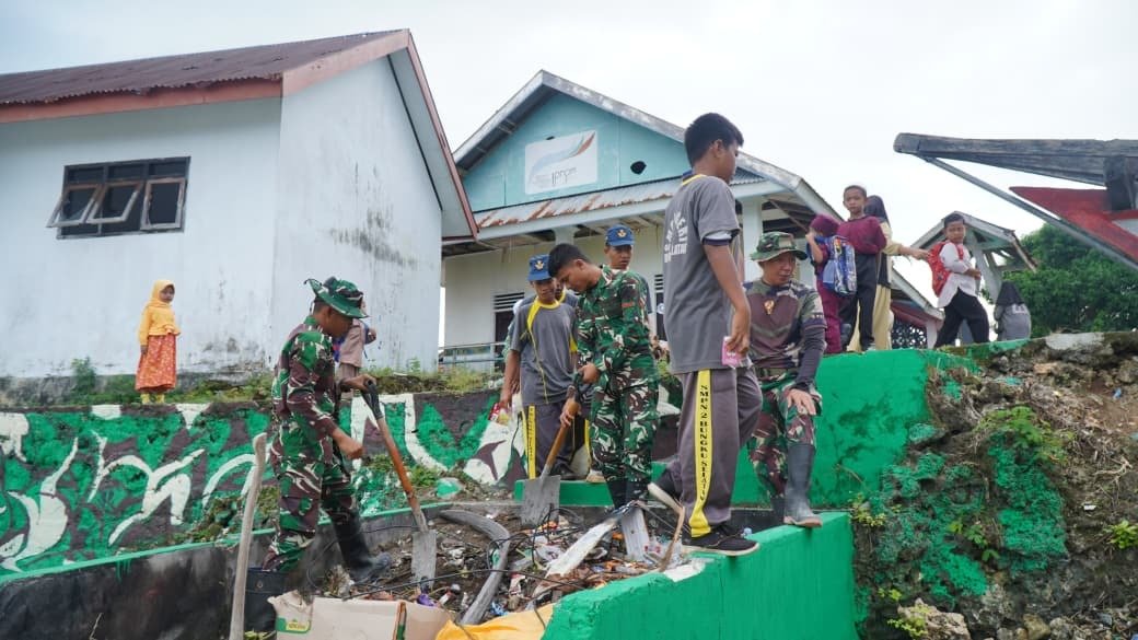 Kesatuan Masyarakat dan Satgas TMMD Memberdayakan Kebersihan di Desa Umbele