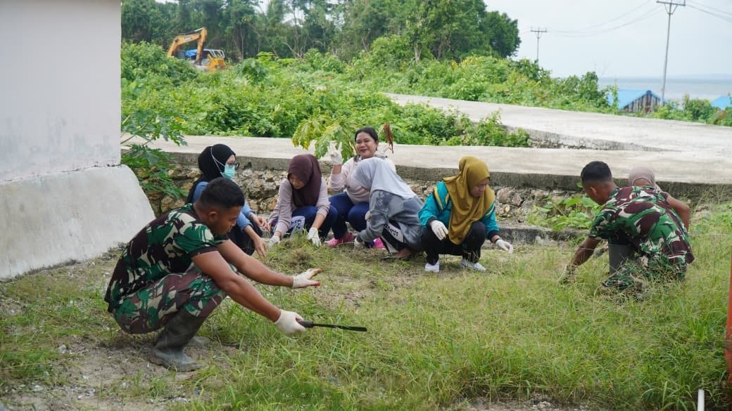 Keterlibatan Ibu-Ibu PKK Desa Umbele dalam Gerakan Pembersihan Lingkungan Bersama Satgas TMMD Ke-129