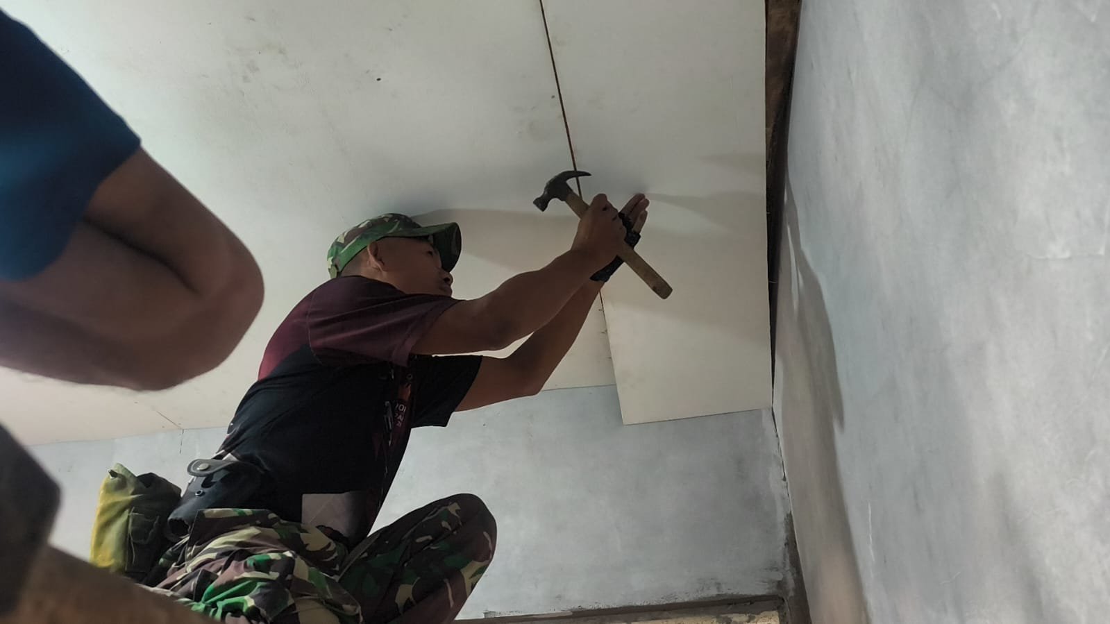 Progres Rehabilitasi RTLH, Pemasangan Plafon Rumah Ibu Wartiyem Rampung