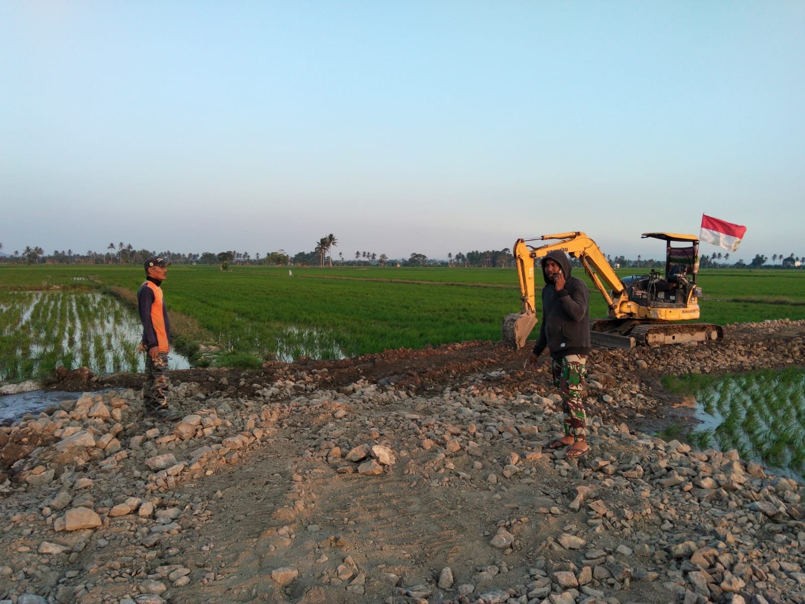 Excavator Mengibarkan Bendera Merah Putih, Simbol Kebanggaan Dalam TMMD Ke-129 Kodim 1404/Pinrang