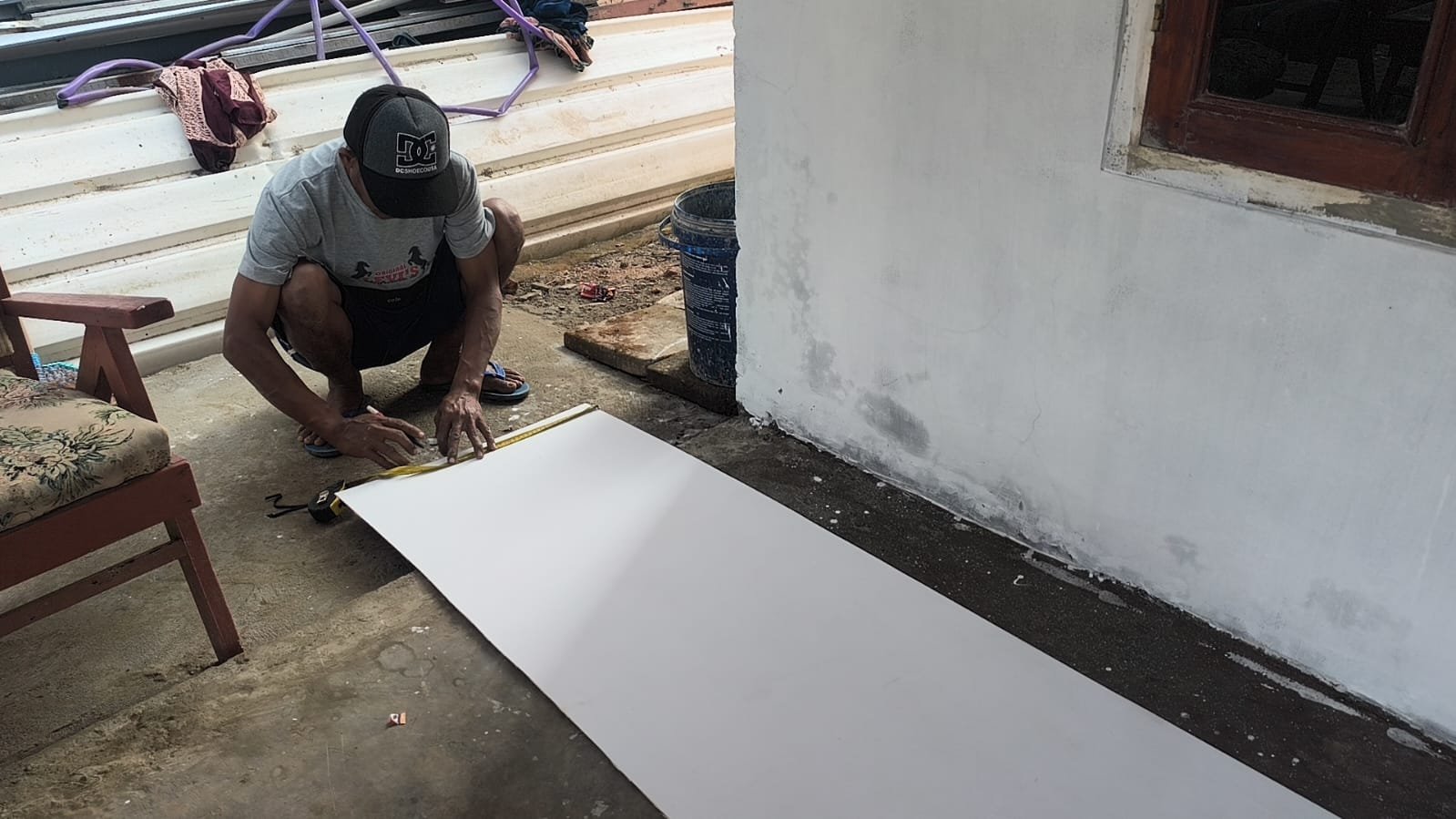 Progres TMMD ke-129: Pemasangan Plafon RTLH Ibu Wartiyem di Cirebon