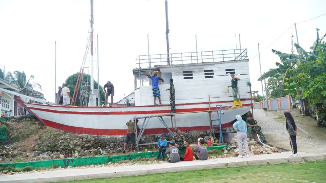 Sinergi Satgas TMMD dan Masyarakat Hiasi Miniatur Kapal di Desa Umbele